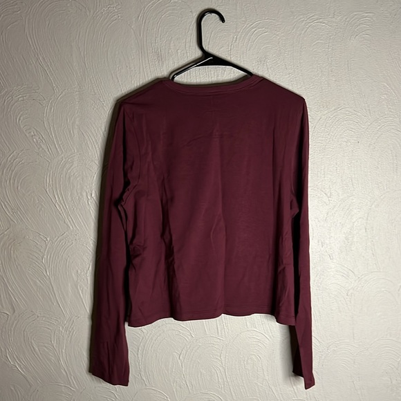 566. Lululemon Classic-Fit Cotton-Blend Long Sleeve sizes Sleeve in garnet red - Picture 7 of 7